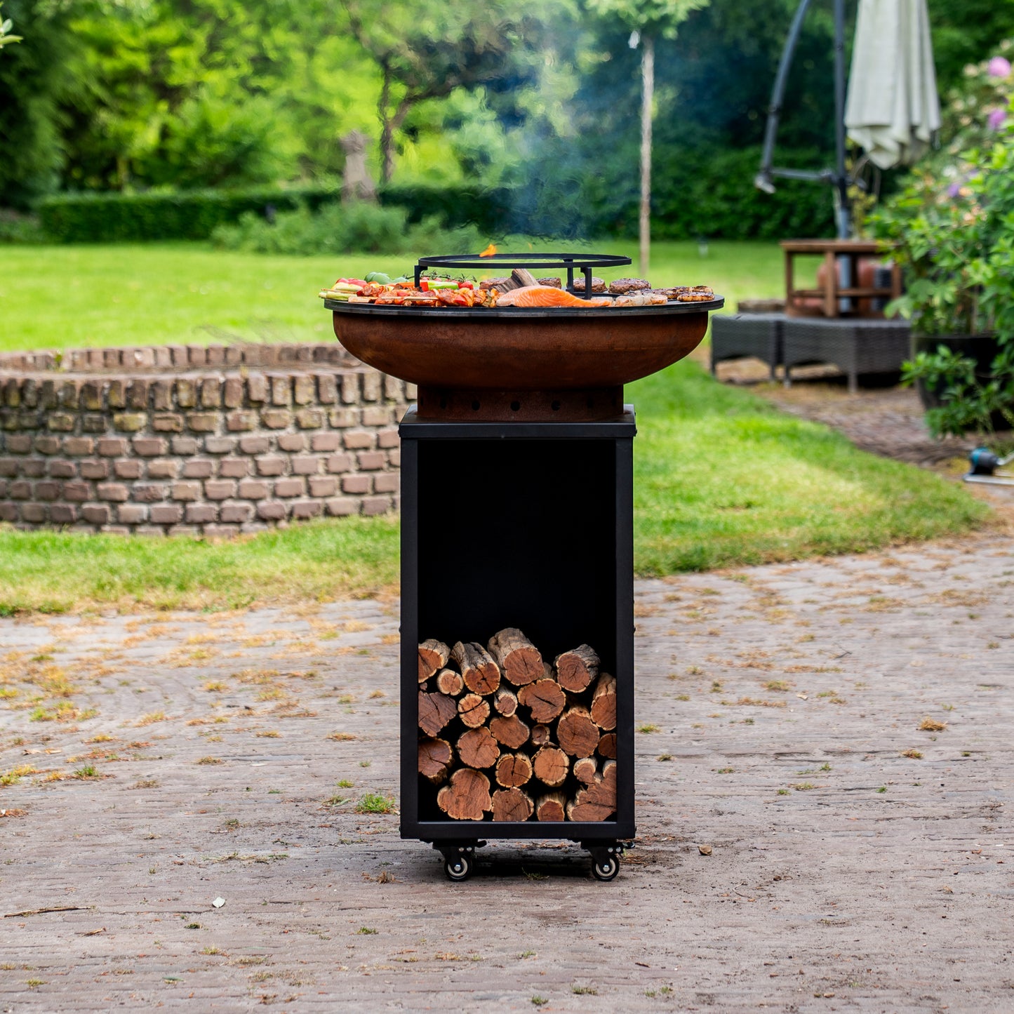 BBQ Plancha Grill Cortenstahl 8mm Camarada 2.0 - Mit Abdeckung und Holzlager Ø70cm