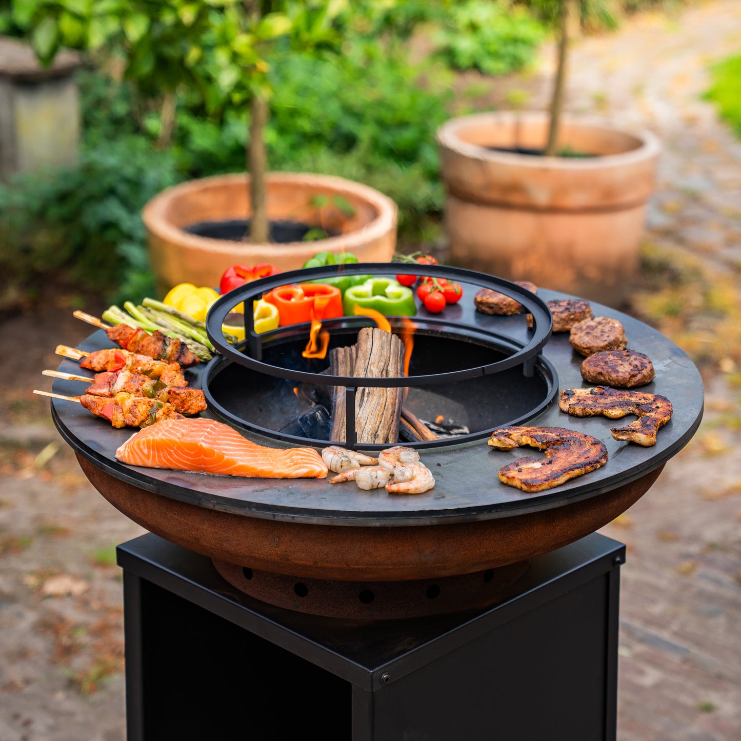 BBQ Plancha Grill Cortenstahl 8mm Camarada 2.0 - Mit Abdeckung und Holzlager Ø70cm