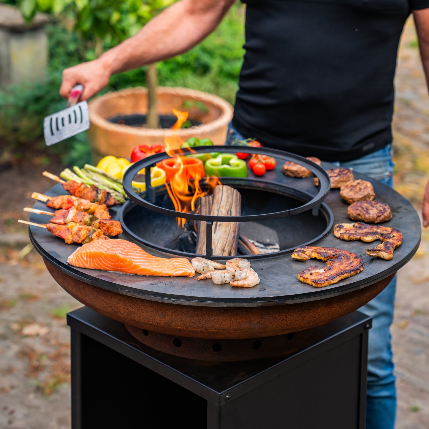 BBQ Plancha Grill Cortenstahl 8mm Camarada 2.0 - Mit Abdeckung und Holzlager Ø70cm