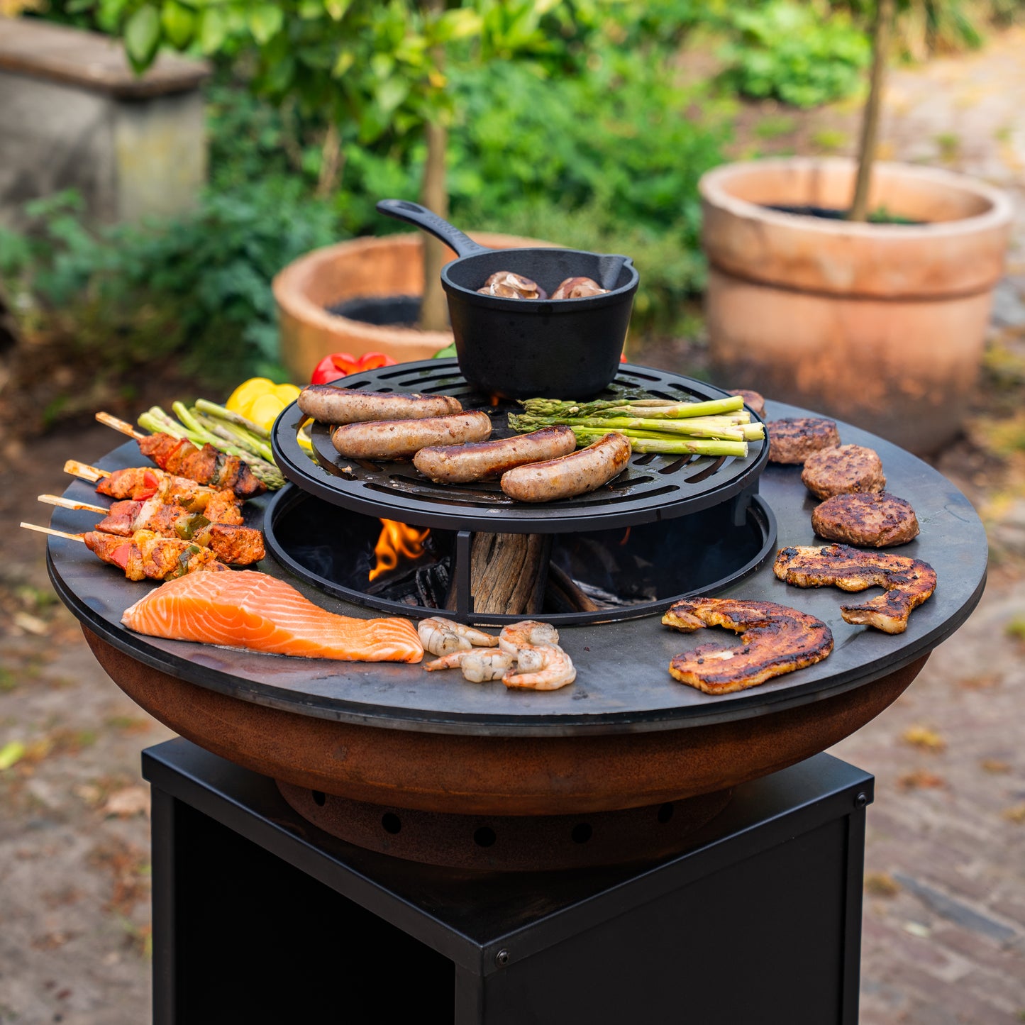 BBQ Plancha Grill Cortenstahl 8mm Camarada 2.0 - Mit Abdeckung und Holzlager Ø70cm