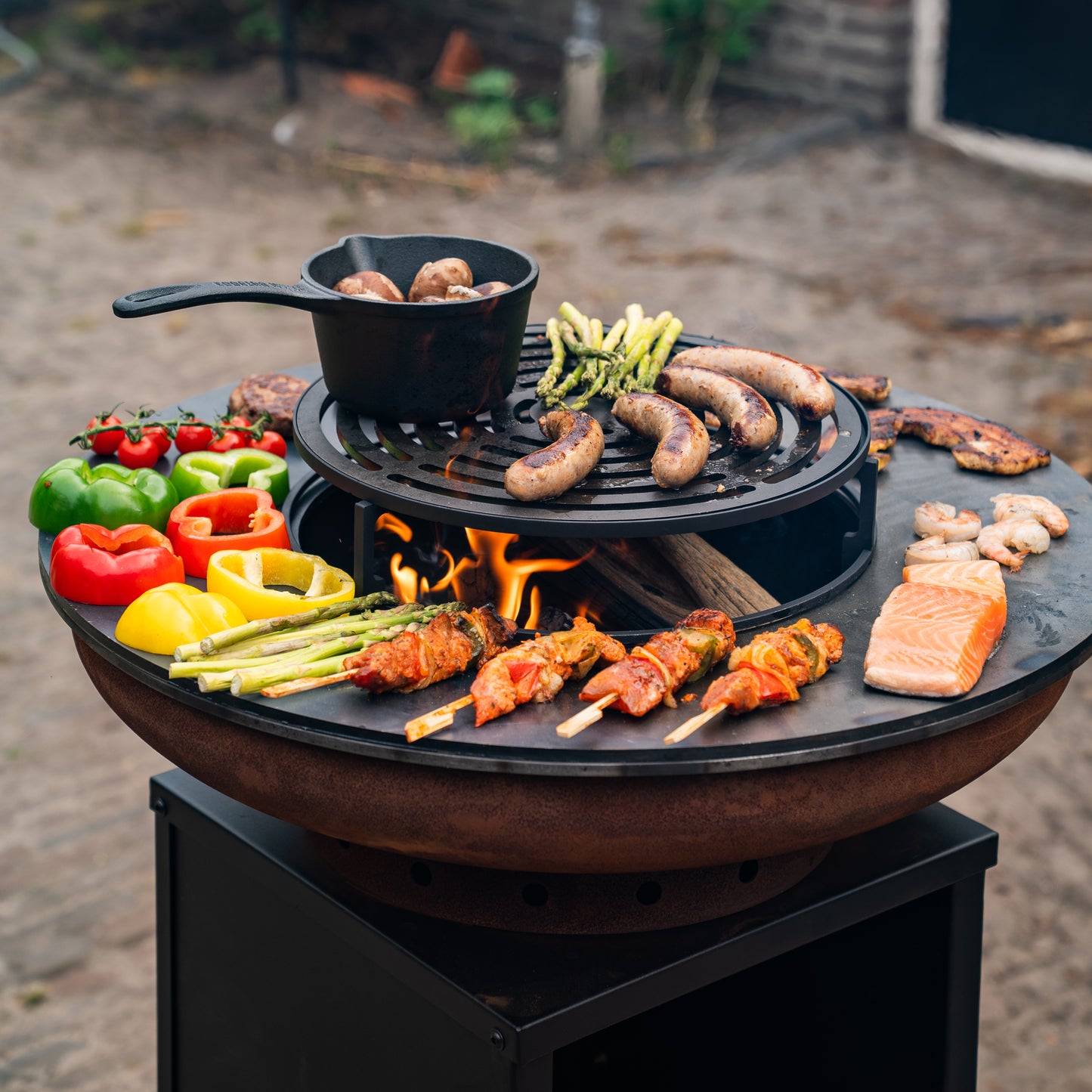 BBQ Plancha Grill Cortenstahl 8mm Camarada 2.0 - Mit Abdeckung und Holzlager Ø70cm