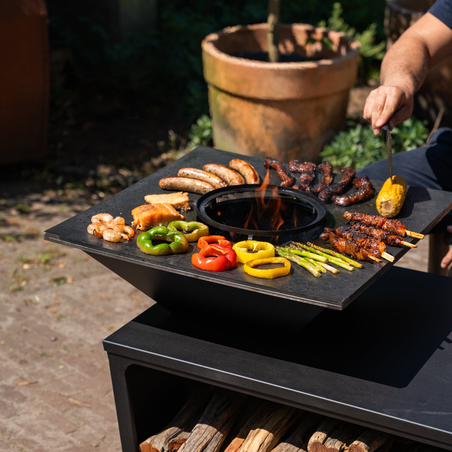 BBQ Plancha Grill Compañía - med lock och vedförvaring 60Ø - Med skärbräda