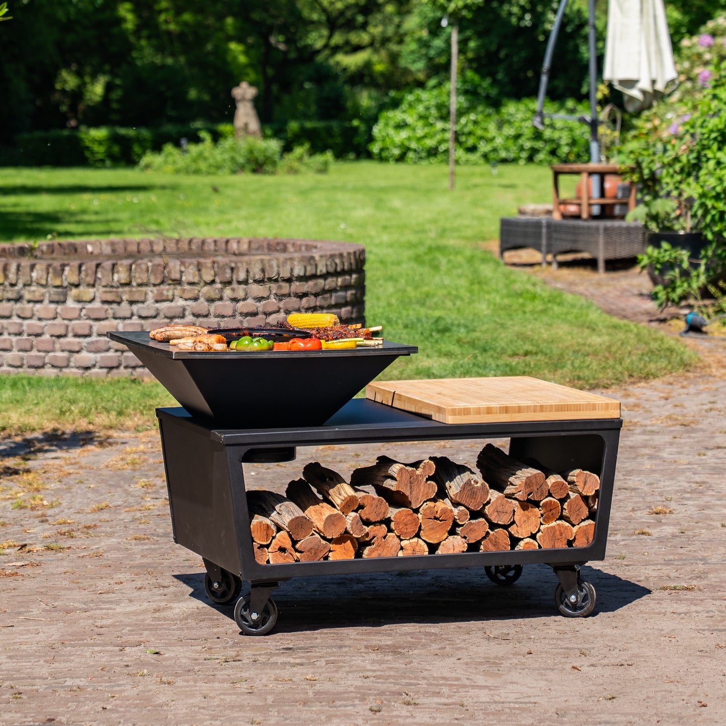BBQ Plancha Grill Compañía - med lock och vedförvaring 60Ø - Med skärbräda