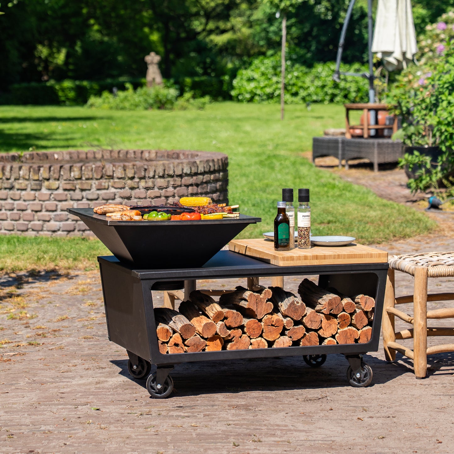 BBQ Plancha Grill Compañía - med lock och vedförvaring 60Ø - Med skärbräda