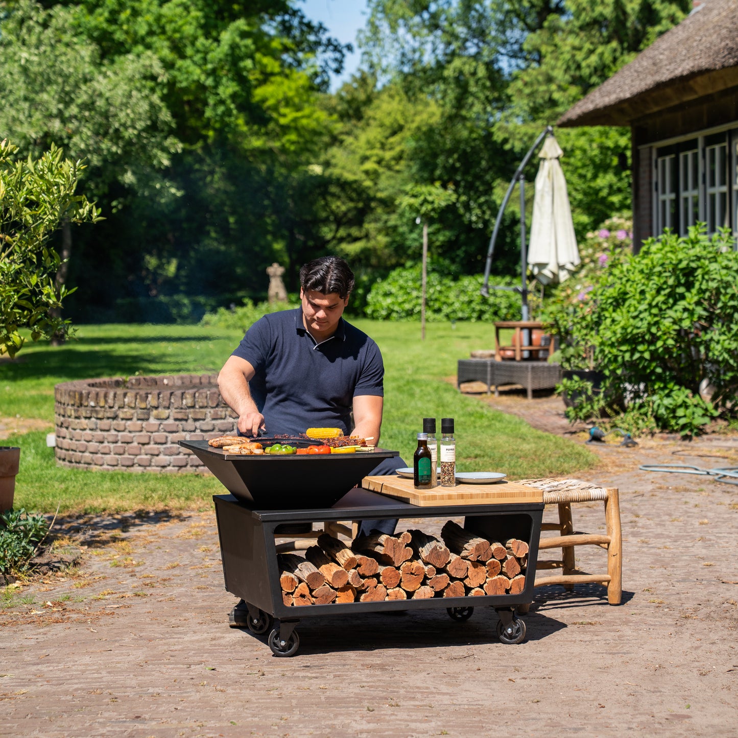 BBQ Plancha Grill Compañía - med lock och vedförvaring 60Ø - Med skärbräda