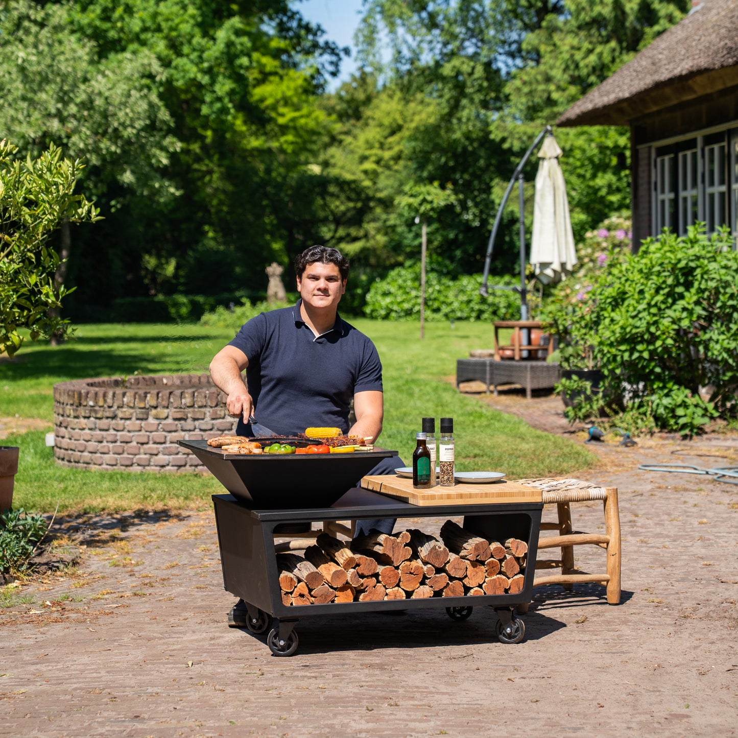 BBQ Plancha Grill Compañía - med lock och vedförvaring 60Ø - Med skärbräda