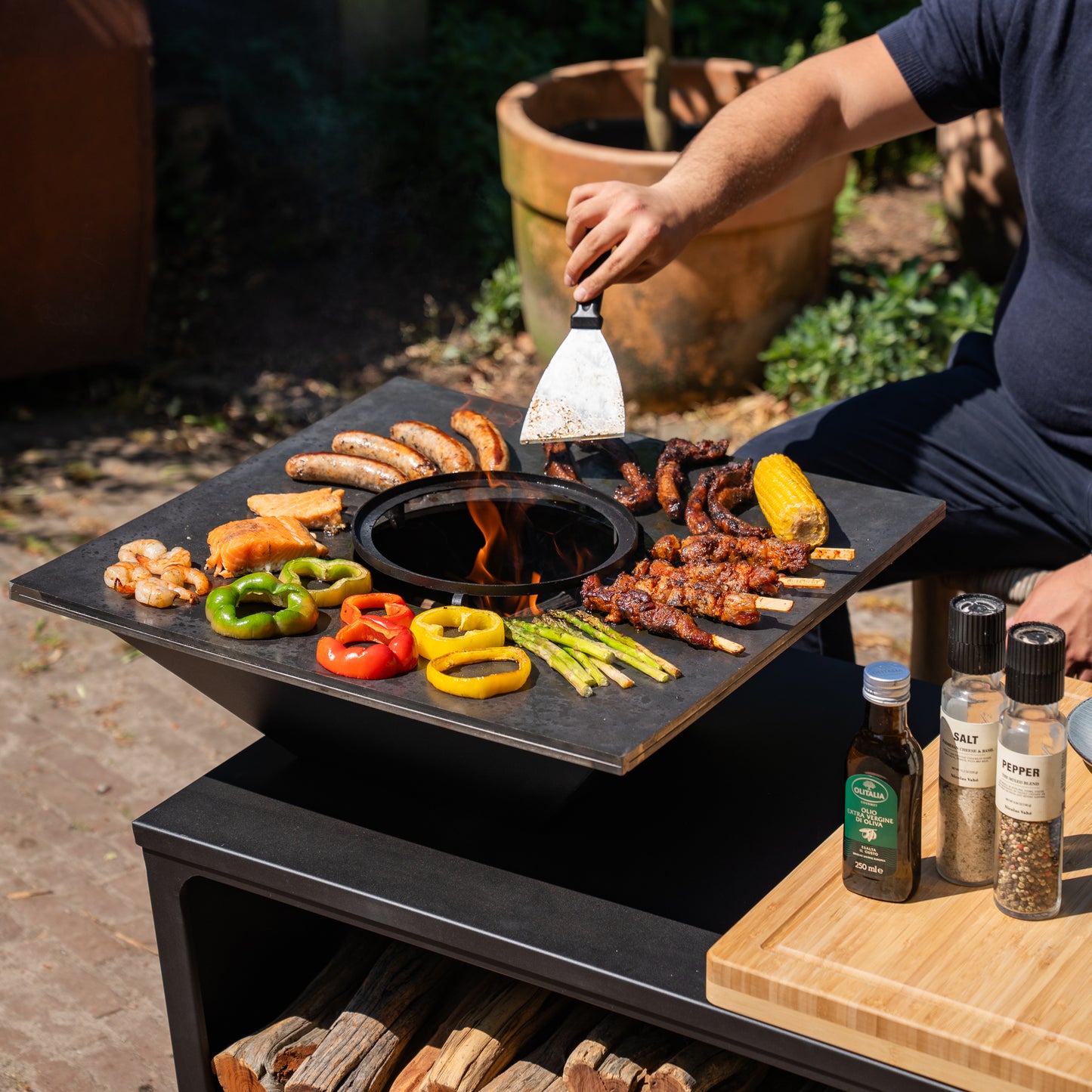 BBQ Plancha Grill Compañía - med lock och vedförvaring 60Ø - Med skärbräda