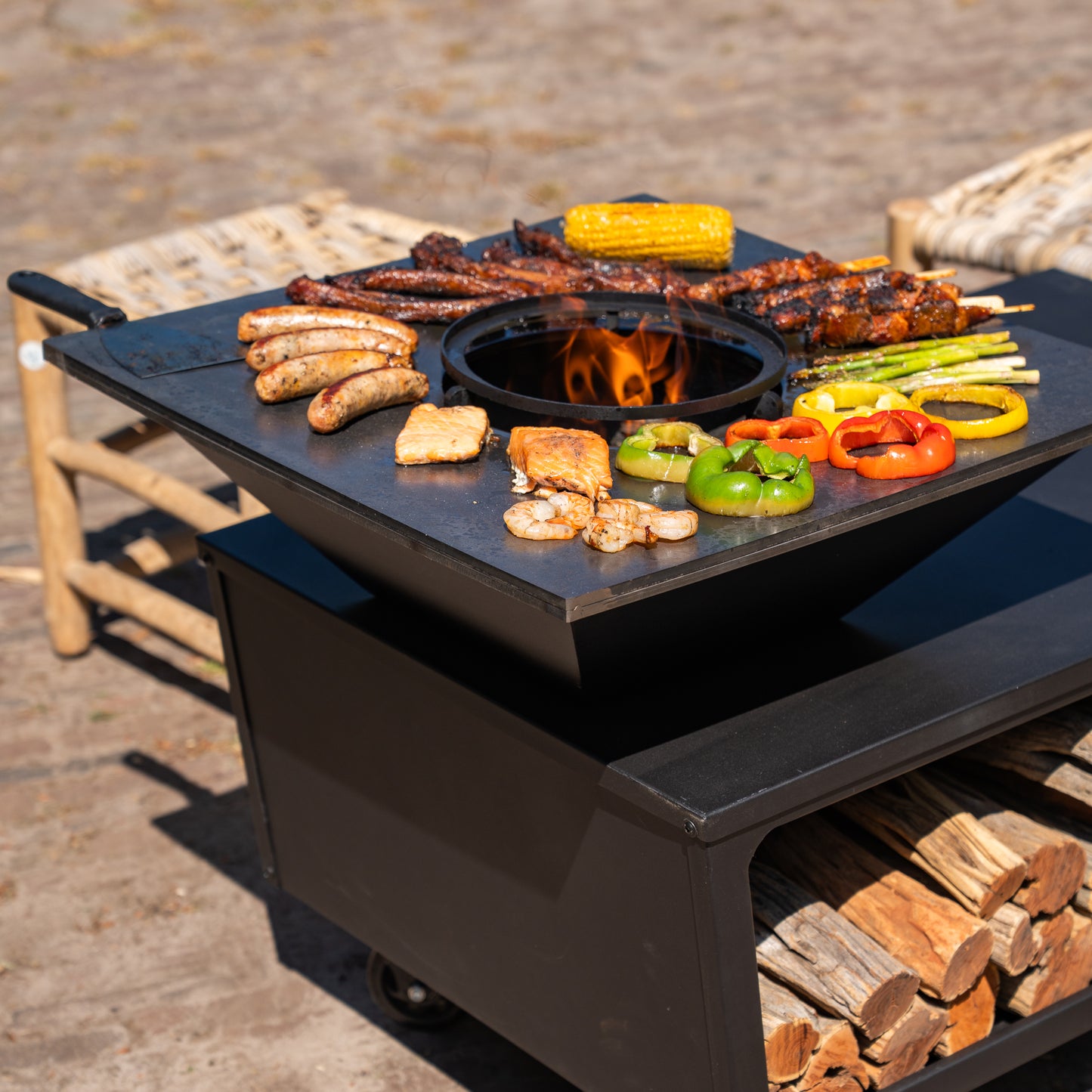 BBQ Plancha Grill Compañía - med lock och vedförvaring 60Ø - Med skärbräda