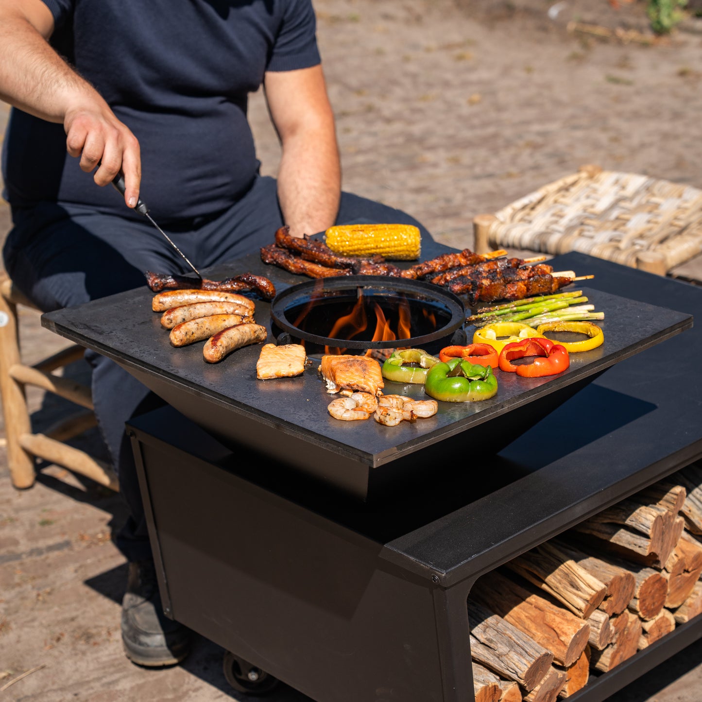 BBQ Plancha Grill Compañía - med lock och vedförvaring 60Ø - Med skärbräda