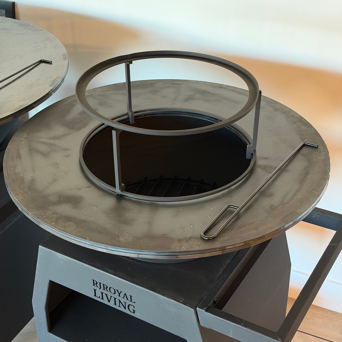 BBQ Plancha Grill Maestro Ø70cm Blackline - With large wheels and wood storage