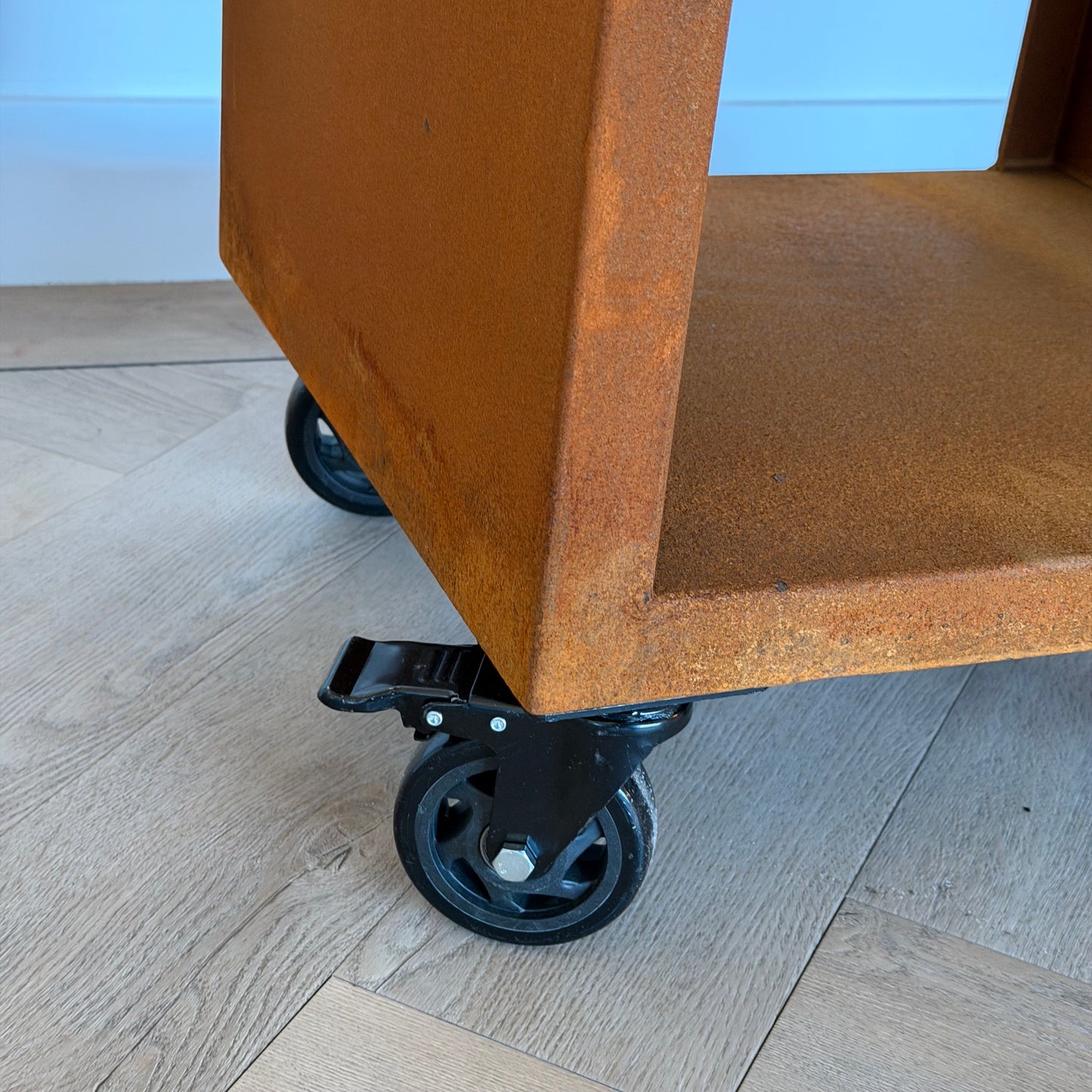 BBQ Plancha Grill Maestro Ø70cm Corten steel - With large wheels and wood storage