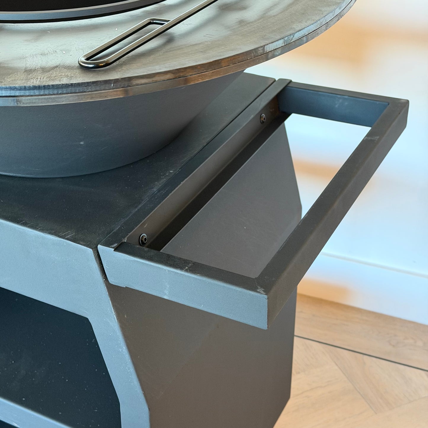 BBQ Plancha Grill Maestro Ø70cm Blackline - With large wheels and wood storage