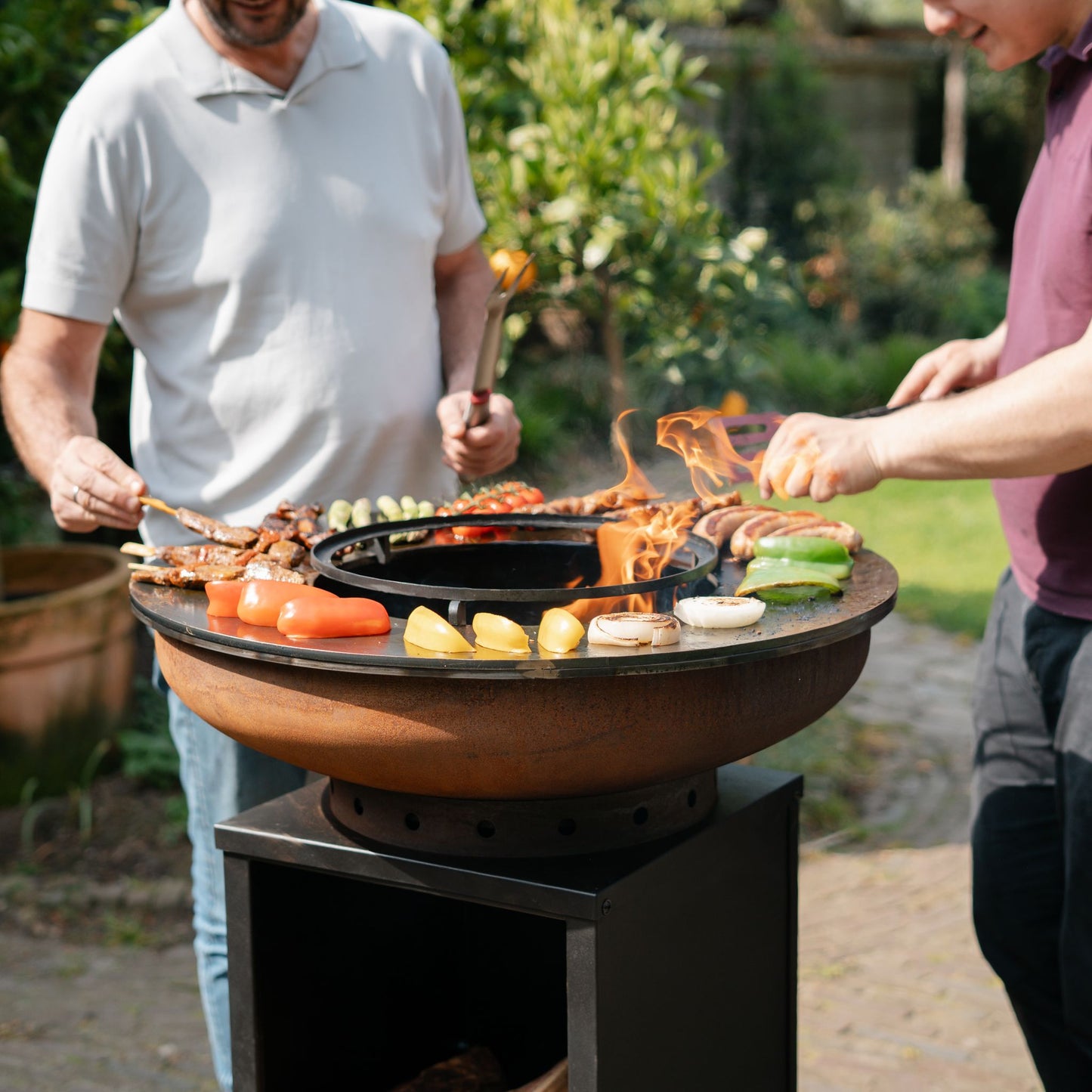 BBQ Plancha Grill Cortenstahl 8mm Camarada 2.0 - Mit Abdeckung und Holzlager Ø70cm