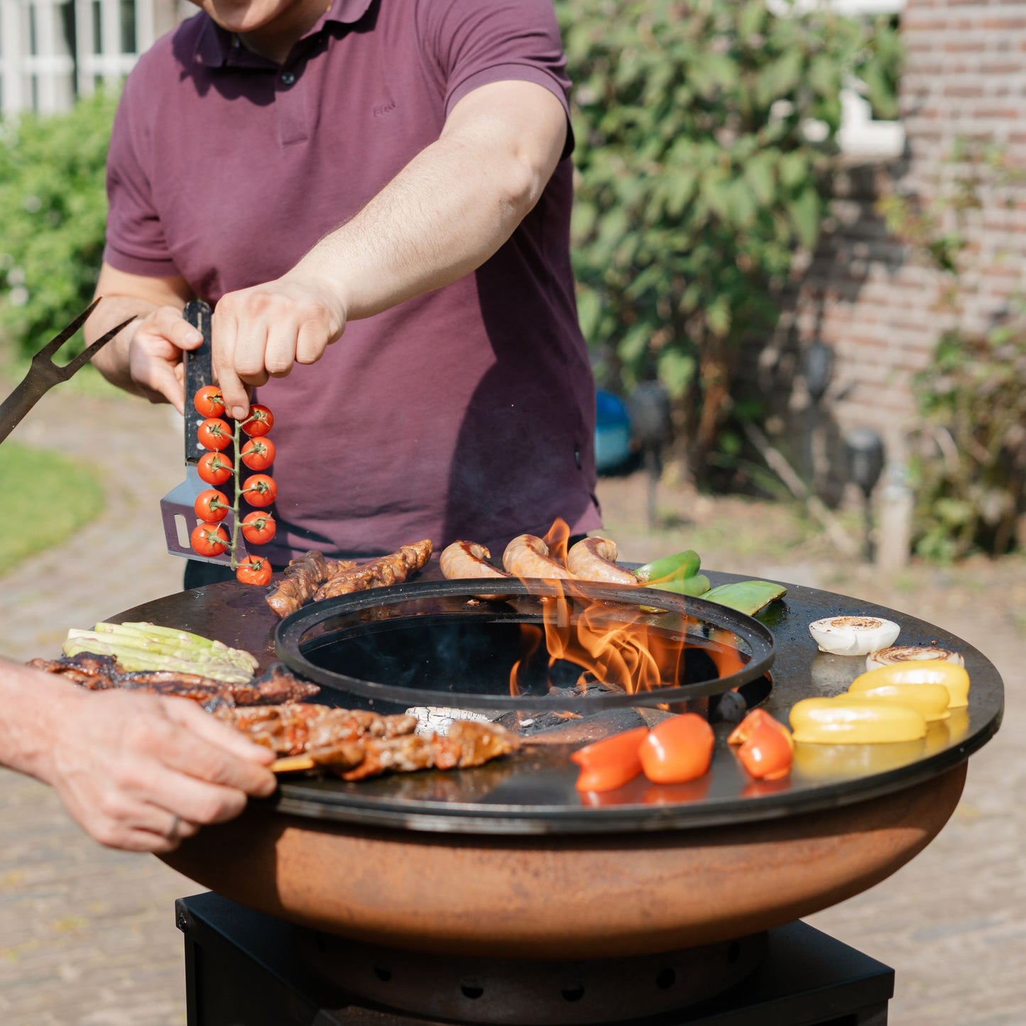 BBQ Plancha Grill Cortenstahl 8mm Camarada 2.0 - Mit Abdeckung und Holzlager Ø70cm