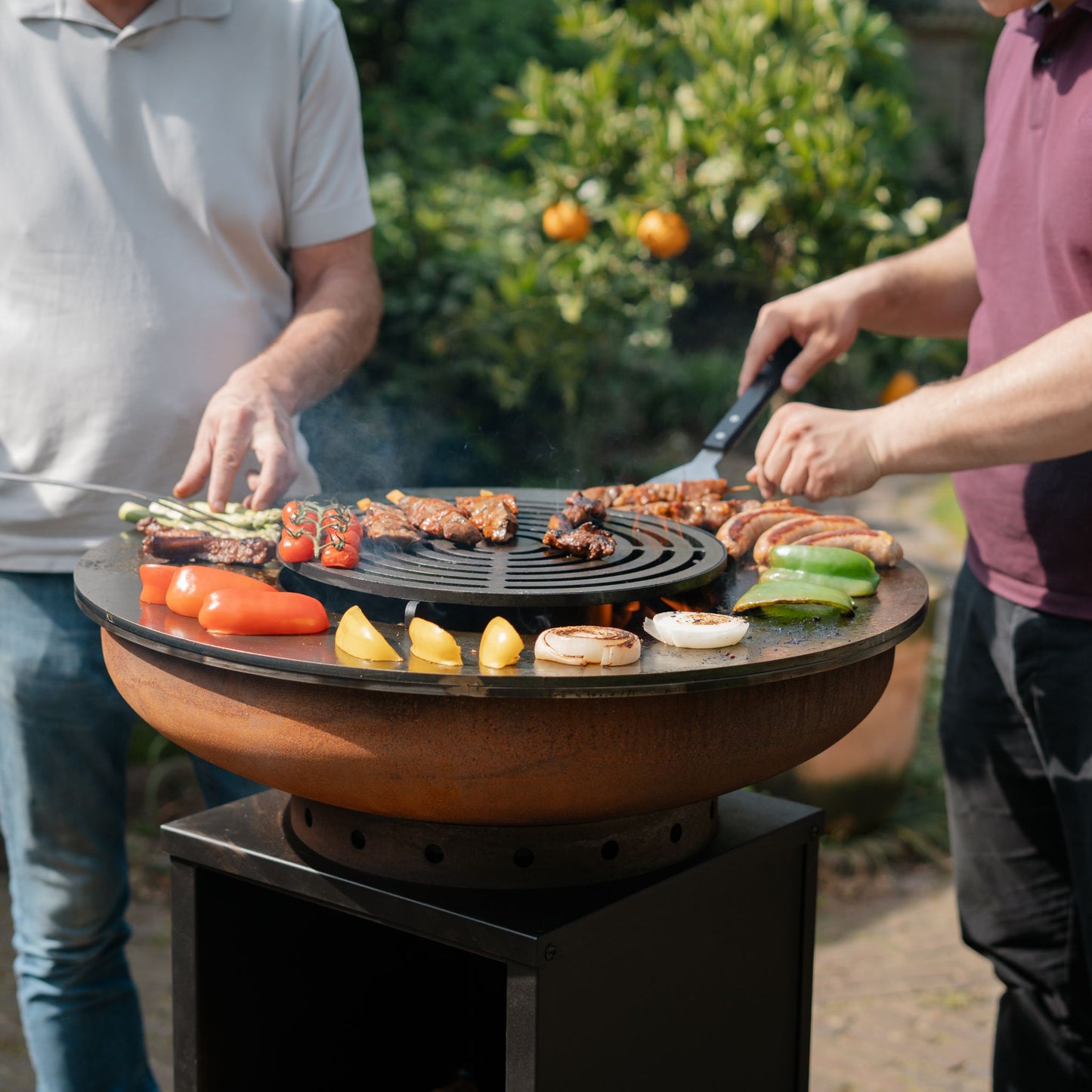 BBQ Plancha Grill Cortenstahl 8mm Camarada 2.0 - Mit Abdeckung und Holzlager Ø70cm