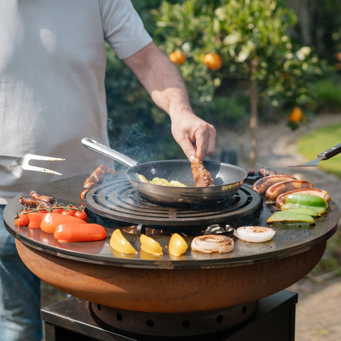 BBQ Plancha Grill Cortenstahl 8mm Camarada 2.0 - Mit Abdeckung und Holzlager Ø70cm