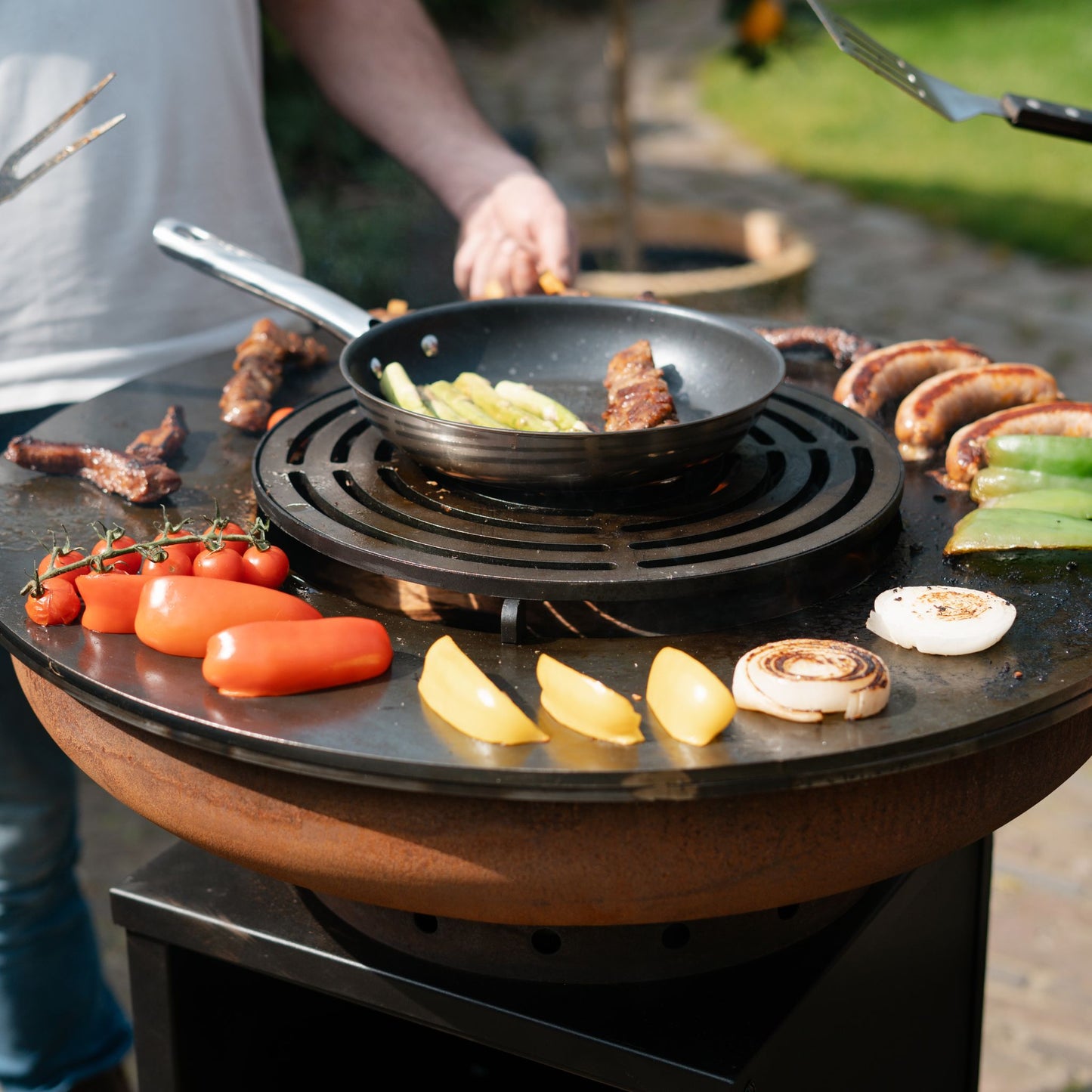 BBQ Plancha Grill Cortenstahl 8mm Camarada 2.0 - Mit Abdeckung und Holzlager Ø70cm