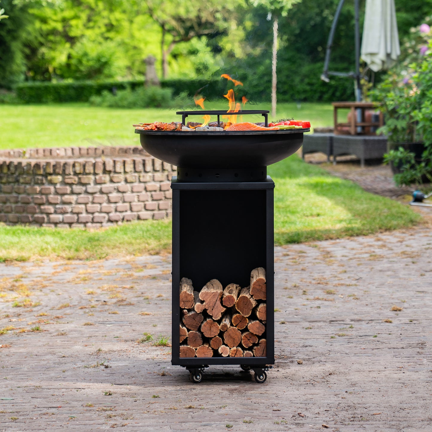 BBQ Plancha Grill Blackline 8mm Camarada 2.0 - With poker and wood storage Ø70cm
