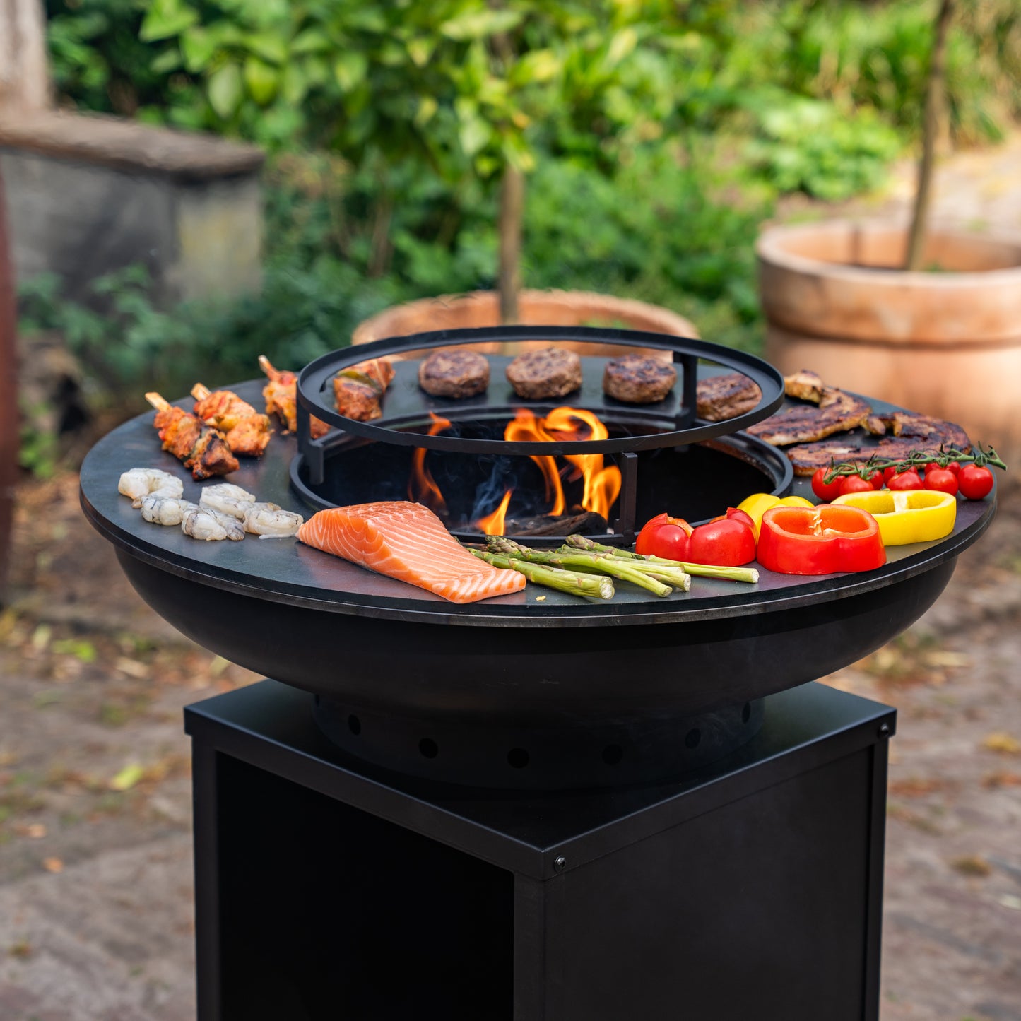 BBQ Plancha Grill Blackline 8mm Camarada 2.0 - With poker and wood storage Ø70cm