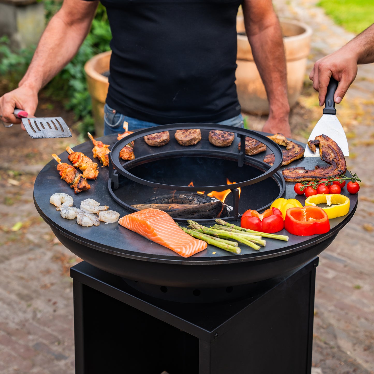 BBQ Plancha Grill Blackline 8mm Camarada 2.0 - With poker and wood storage Ø70cm