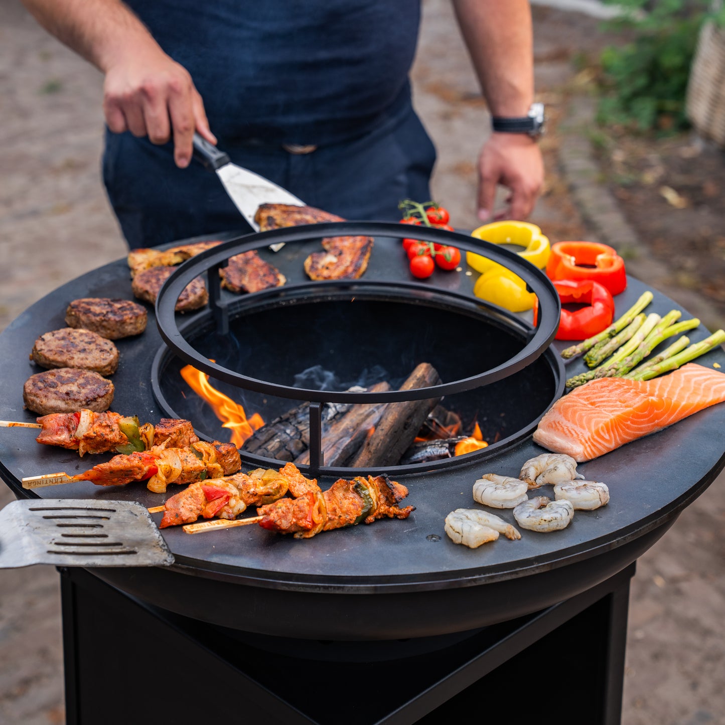 BBQ Plancha Grill Blackline 8mm Camarada 2.0 - With poker and wood storage Ø70cm