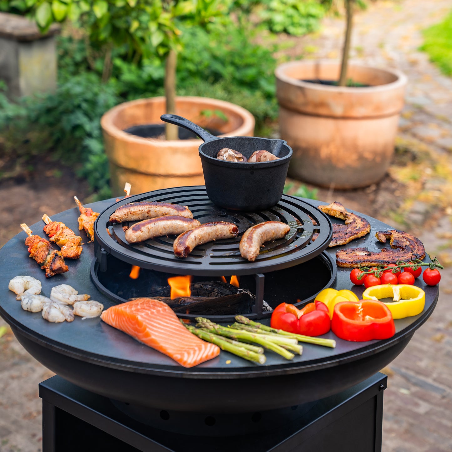 BBQ Plancha Grill Blackline 8mm Camarada 2.0 - With poker and wood storage Ø70cm