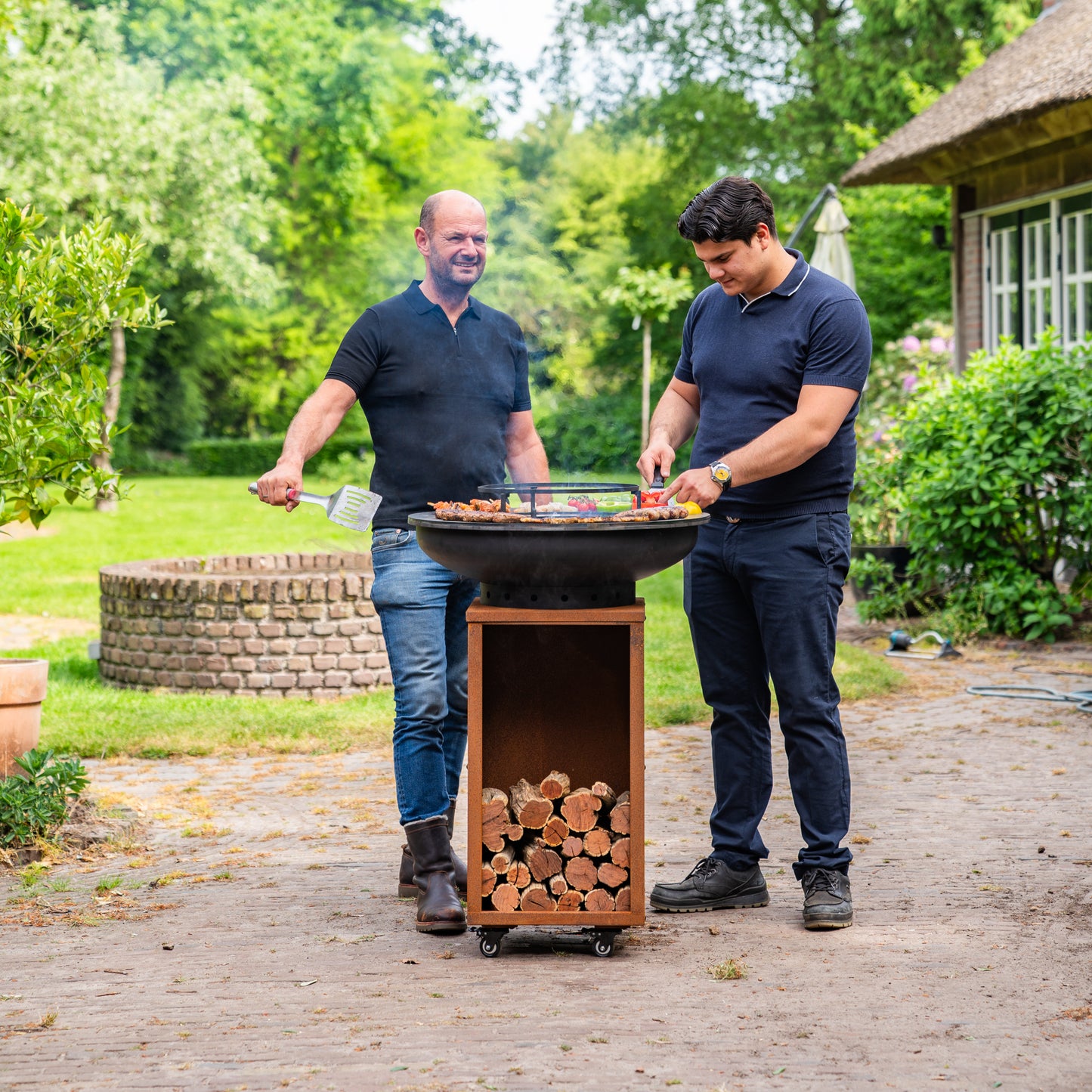 BBQ Plancha Grill Blackline Corten steel 8mm Camarada 2.0 - With poker and wood storage Ø70cm