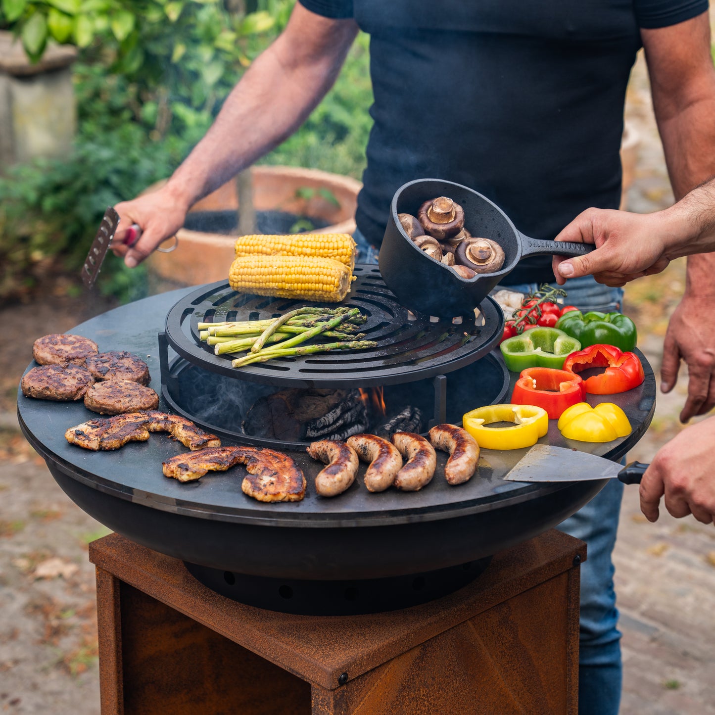 BBQ Plancha Grill Blackline Corten steel 8mm Camarada 2.0 - With poker and wood storage Ø70cm
