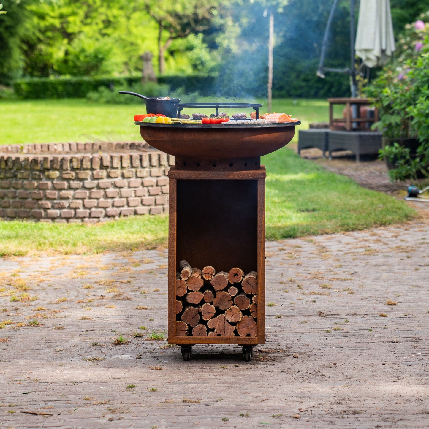 BBQ Plancha Grill Corten steel 8mm Camarada 2.0 - With poker and wood storage Ø70cm