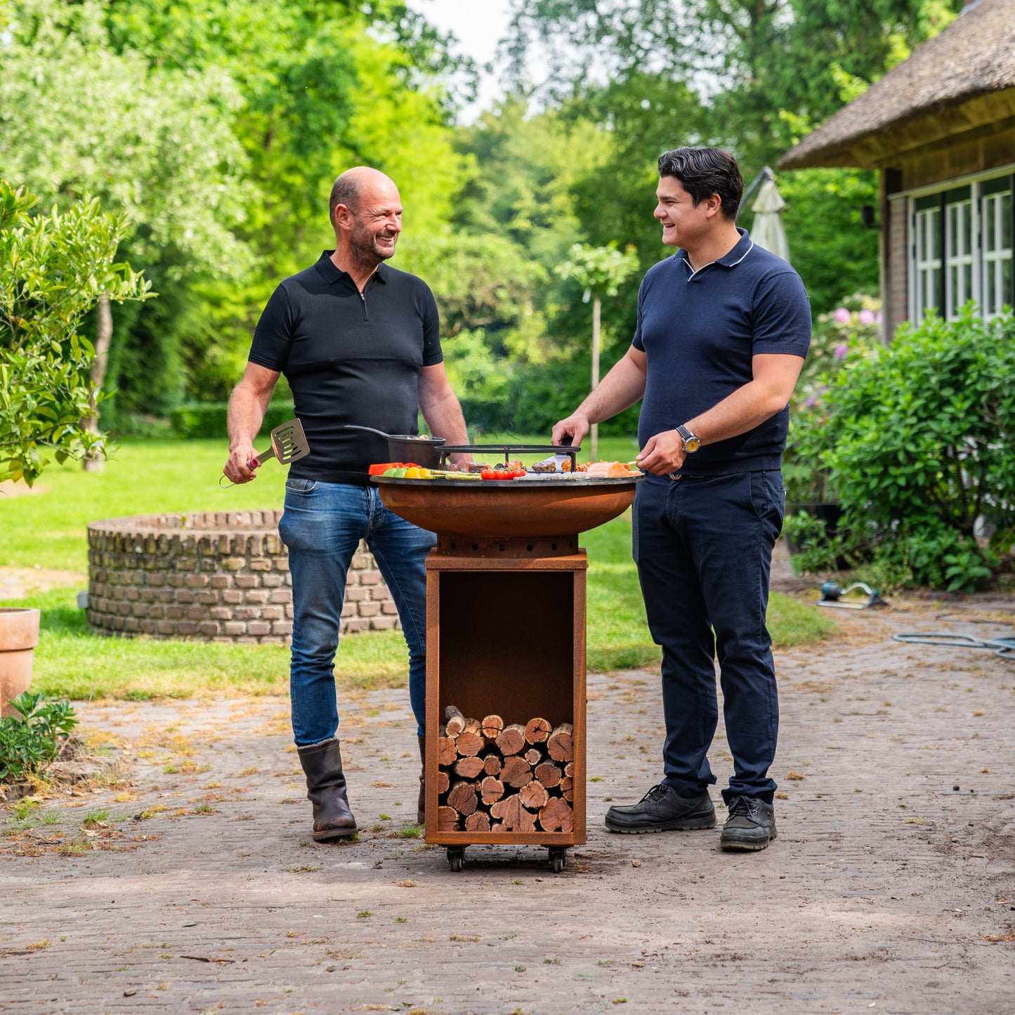 BBQ Plancha Grill Corten steel 8mm Camarada 2.0 - With poker and wood storage Ø70cm