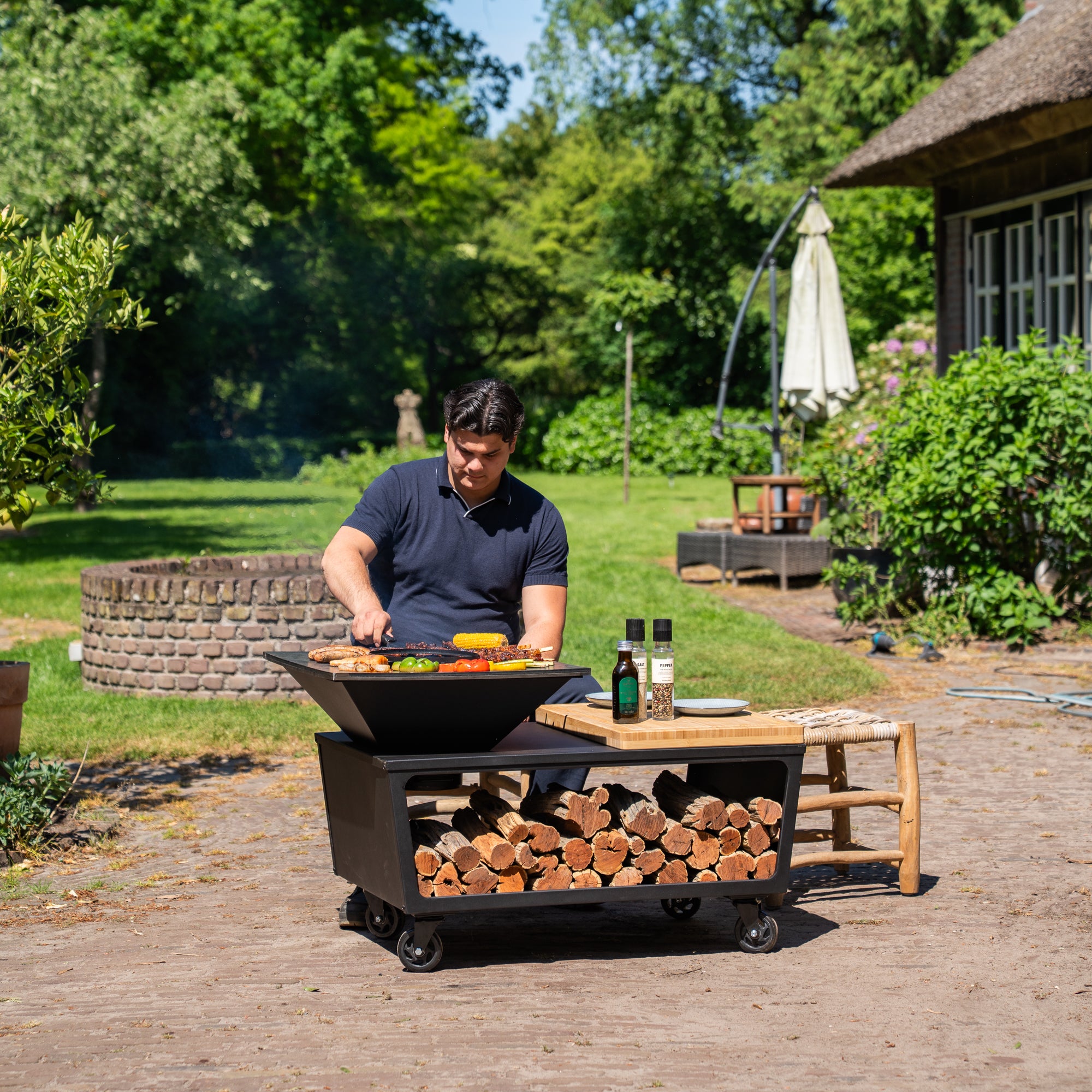 BBQ Plancha Grill Compañía - incl. cover, cutting board and wood