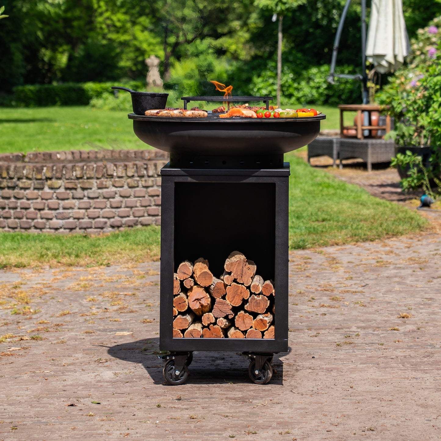 BBQ Plancha Grill Hermano XXL Blackline - With poker and wood storage Ø80cm 8mm
