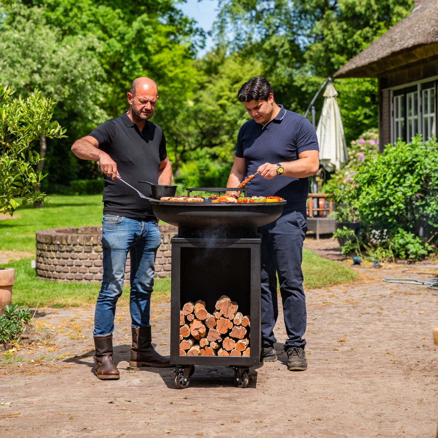 BBQ Plancha Grill Hermano XXL Blackline - With poker and wood storage Ø80cm 8mm