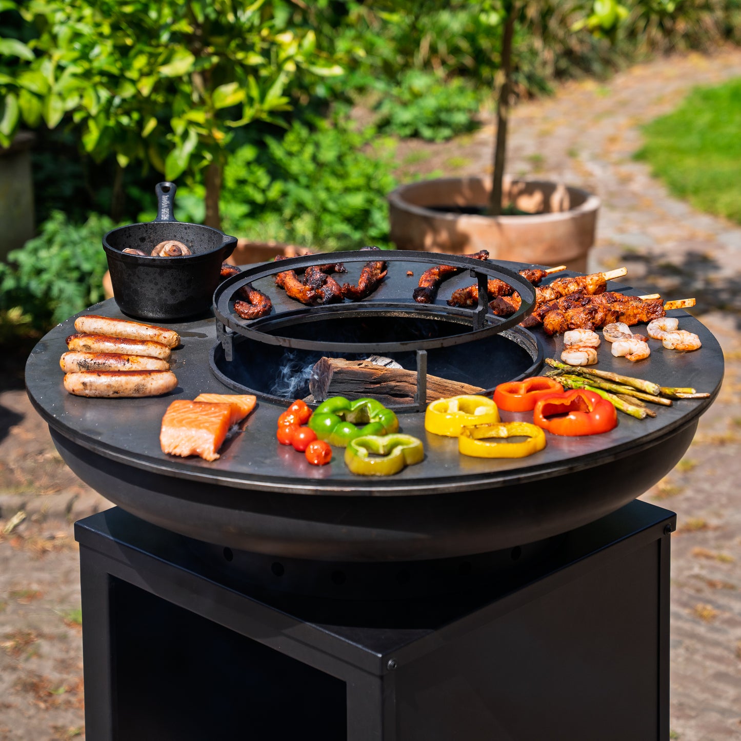 BBQ Plancha Grill Hermano XXL Blackline - With poker and wood storage Ø80cm 8mm