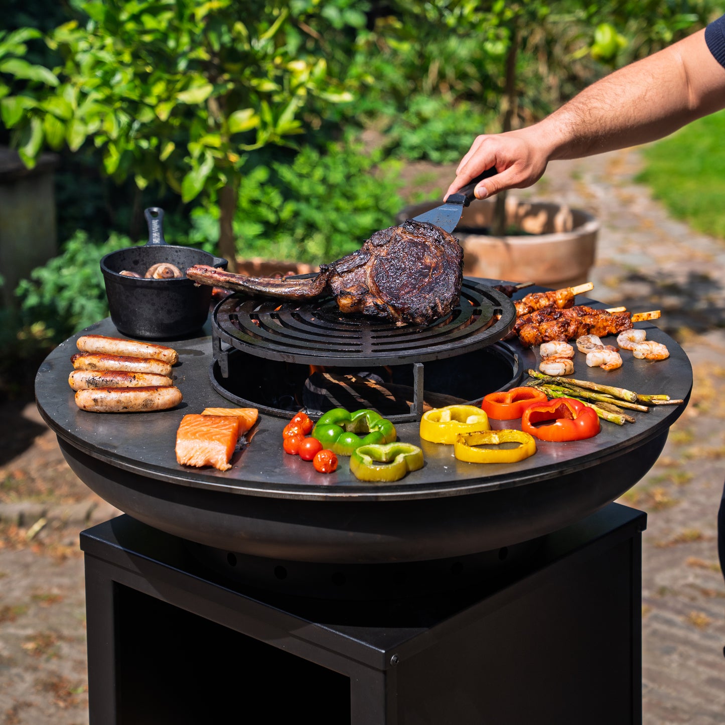 BBQ Plancha Grill Hermano XXL Blackline - With poker and wood storage Ø80cm 8mm