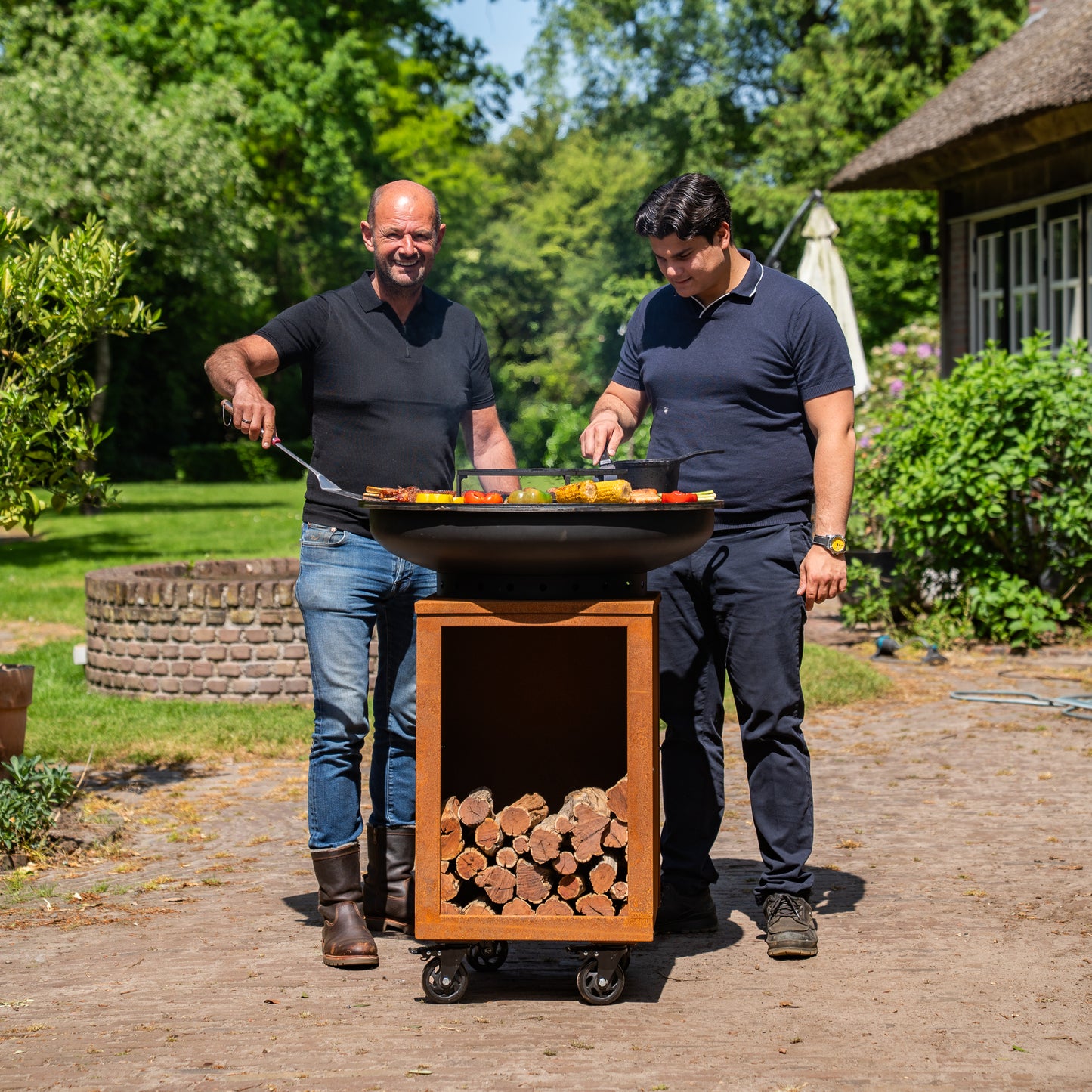 BBQ Plancha Grill Hermano XXL Blackline Corten steel - With poker and wood storage Ø80cm 8mm