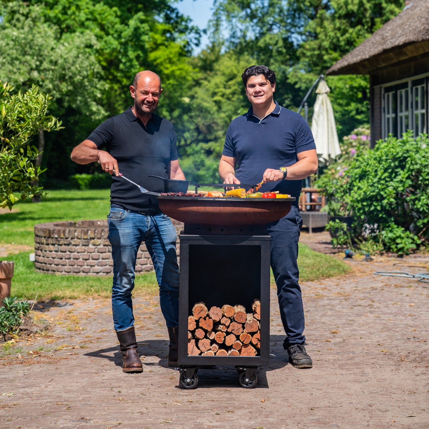 BBQ Plancha Grill Hermano XXL Corten steel Blackline - With poker and wood storage Ø80cm 8mm