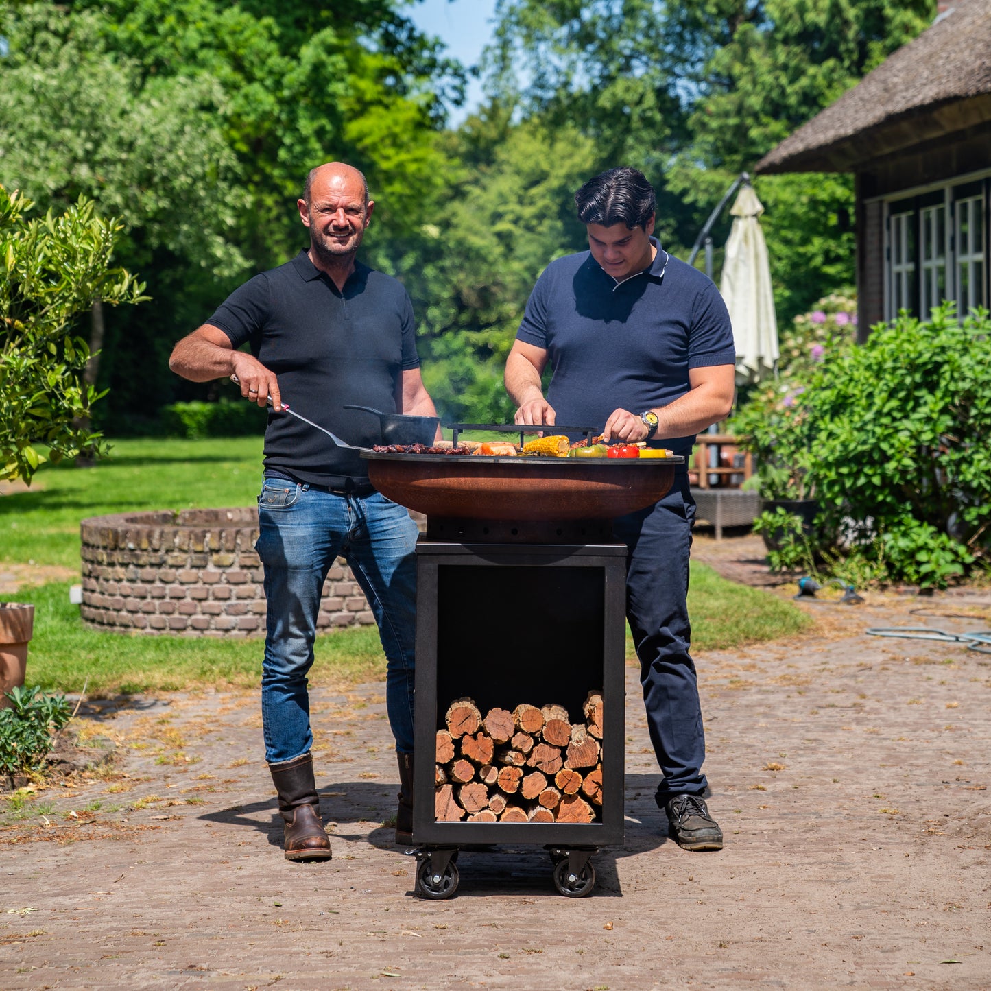 BBQ Plancha Grill Hermano XXL Corten steel Blackline - With poker and wood storage Ø80cm 8mm