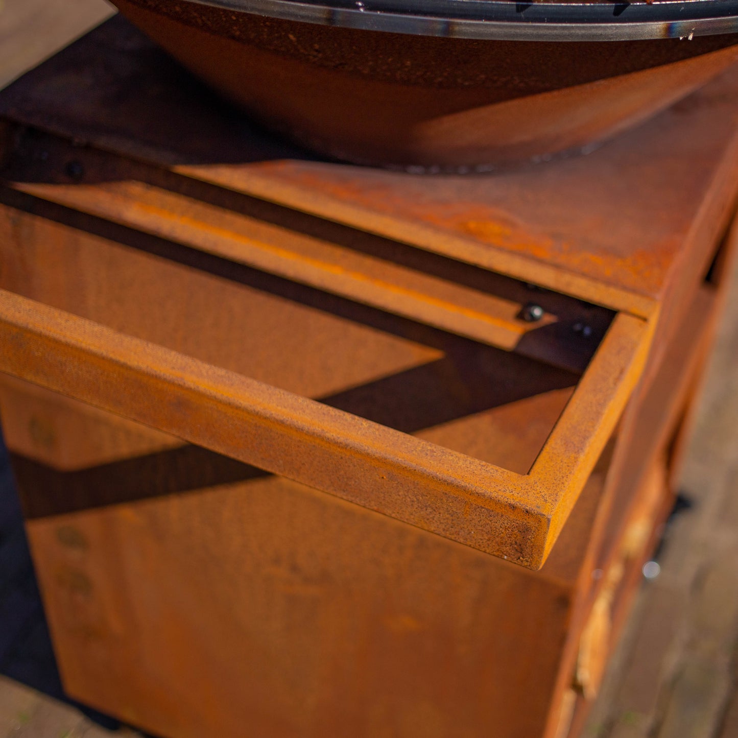 BBQ Plancha Grill Maestro Ø70cm Corten steel - With large wheels and wood storage