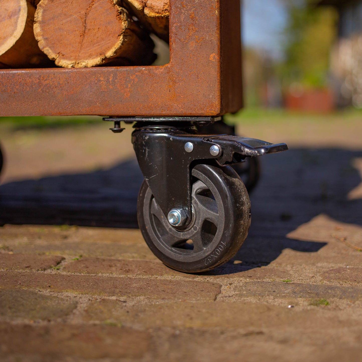 BBQ Plancha Grill Maestro Ø70cm Corten steel - With large wheels and wood storage