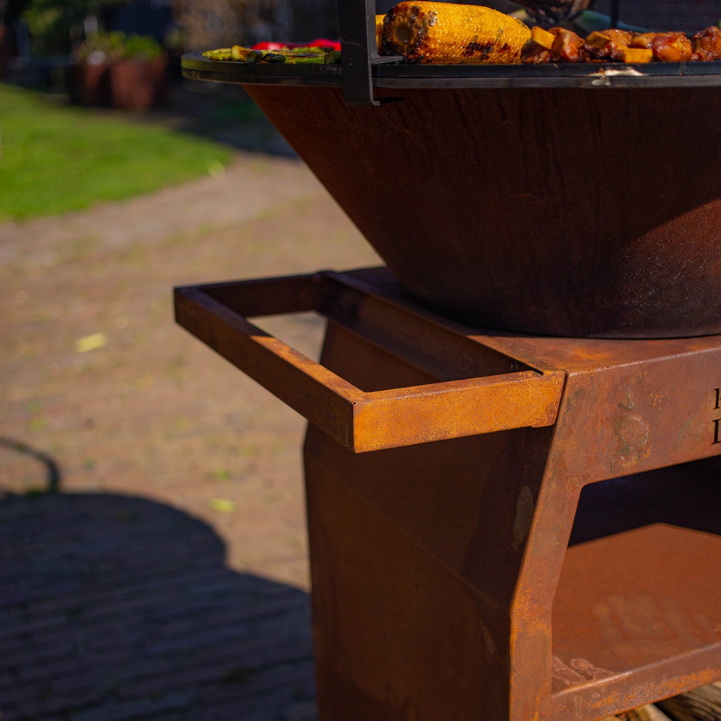 BBQ Plancha Grill Maestro XXL Ø80cm Corten steel - With poker and wood storage