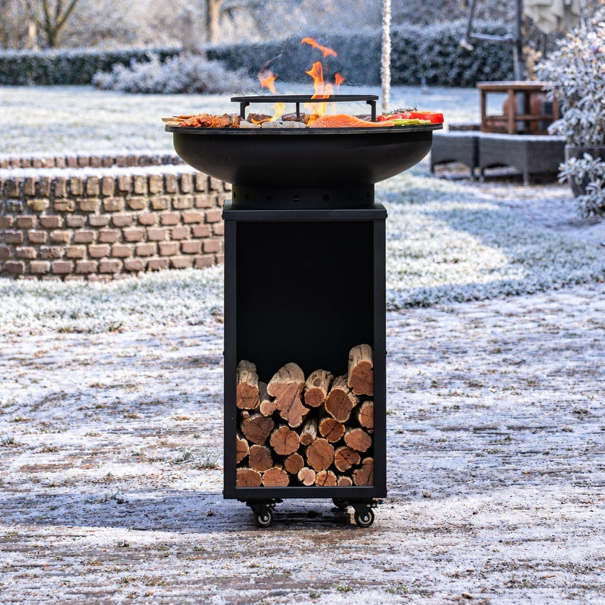 BBQ Plancha Grill Blackline 8mm Camarada 2.0 - With poker and wood storage Ø70cm — winter setting