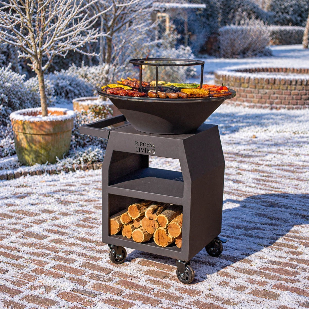 BBQ Plancha Grill Maestro Ø70cm Blackline - With large wheels and wood storage — winter setting